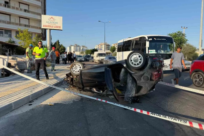 Antalya’da refüje çarpan otomobilin takla atma anı kamerada: 2 yaralı
