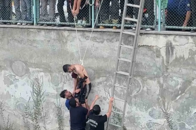 Kanala düşen genci arkadaşı yakaladı, itfaiye kurtardı

