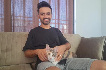 Klimada mahsur kalan kedisini kabloyla bağladığı plaj çantasıyla kurtardı

