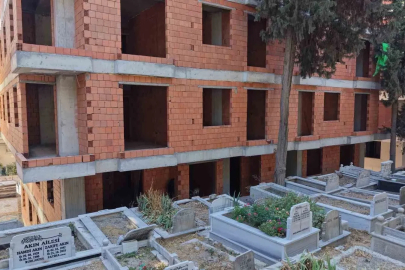 Mezarlık manzaralı sıfır daireler ilginç görüntüler oluşturdu
