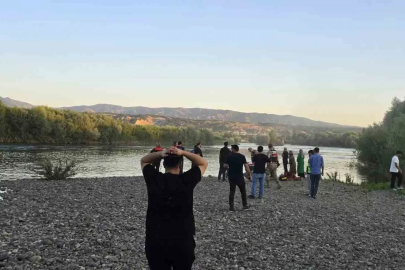 Bingöl’de nehirde akıntıya kapılan iki kardeşten biri kayboldu

