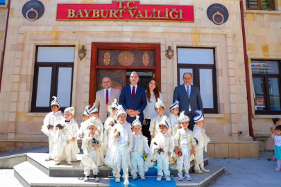 Vali Eldivan sünnet olan çocukları makamında ağırladı
