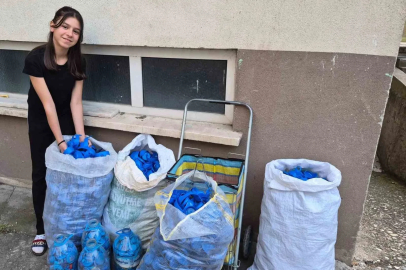 Depremzedelere yardım etmek için 1 ton mavi kapak topladı
