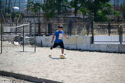 Manisa Büyükşehir Belediyesi mahallelilerin sorunlarını dinliyor
