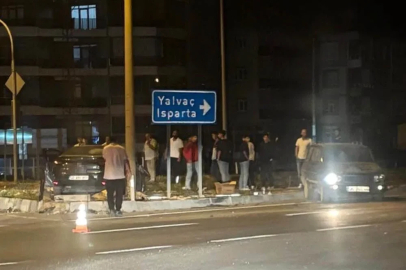 Isparta’da kavşakta iki otomobil çarpıştı: 3 yaralı
