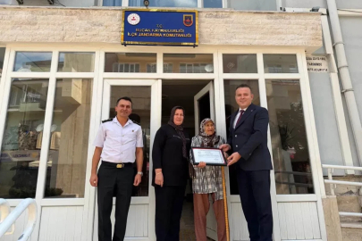 Yıllarca simit satarak kazandıkları evlerini jandarmaya bağışladı
