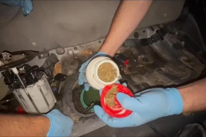 Otomobile zulalanan 6,5 kilo esrar narkotik köpeğiyle bulundu
