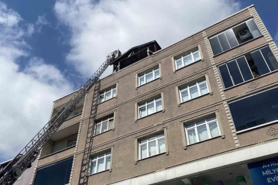 Bayrampaşa’da 4 katlı binanın çatısı alevlere teslim oldu
