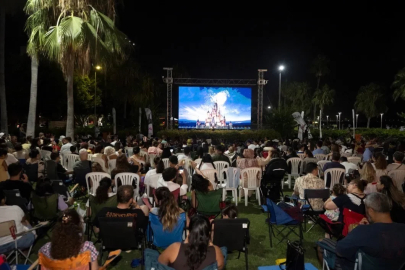 Mersin’de çocuklar yıldızların altında ‘Yukarı Bak’ filmini izledi
