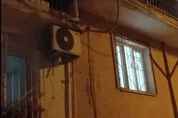 Kavga ederken elektrik tellerine düştü, kedinin imdadına mahalleli yetişti
