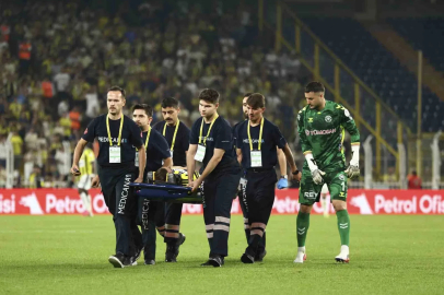 Kerem Aktürkoğlu, sahayı sedyeyle terk etti
