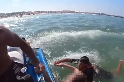 Denizde boğulma tehlikesi geçiren 2 kadın ve 1 çocuğun kurtarılma anı kamerada
