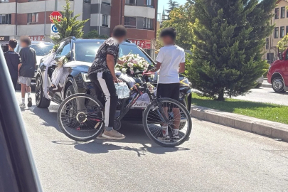 Bahşiş almak için hem kendi canlarını hem de trafiği tehlikeye attılar
