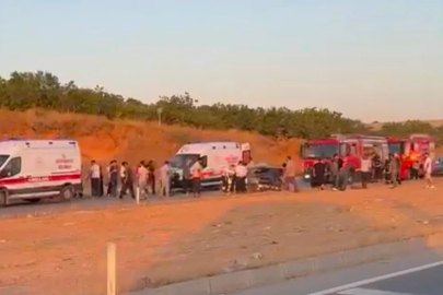 Gaziantep’te otomobiller çarpıştı: 3 ölü, 3 yaralı
