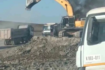 Siirt’te demir yolu inşaatında iş makinesi yandı
