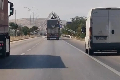 Damperi açık unutulan kamyon yön levhasını yıktı
