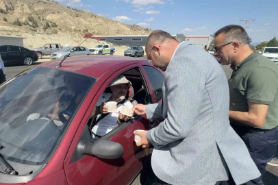 Yolculuk yapan vatandaşlara coğrafi işaretli pirinçten yapılan pilav ikram edildi

