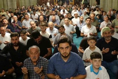 Erzurum’da Mevlid Kandili’nde camiler doldu taştı
