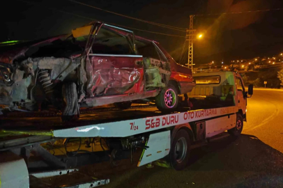Isparta’da tırla çarpışan Fiat Tofaş araç hurdaya döndü: 2 yaralı
