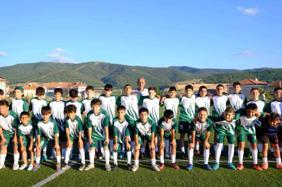 Akdağmadeni’nde Yaz Futbol Okulu’na katılan 60 gence malzeme desteği
