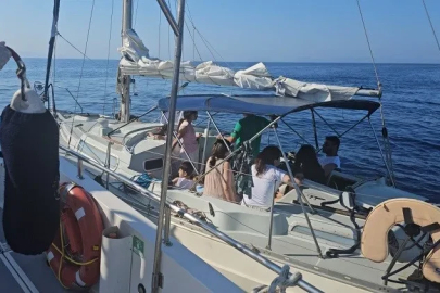 Sürüklenen yelkenli teknedeki göçmenler kurtarıldı
