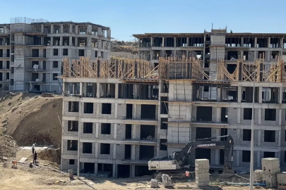 Yüksekova’da vatandaşlar için devlet 48 konutluk binalar yapımına devam ediyor
