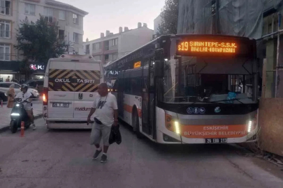 Hatalı park edilen servis aracı trafiğin tıkanmasına sebep oldu
