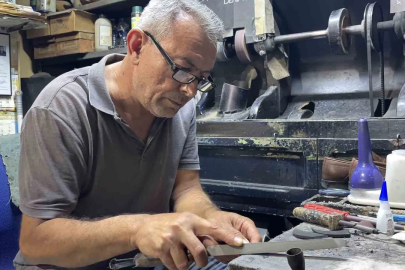 Babasından miras kalan ayakkabı tamirciliğini 43 yıldır yaşatıyor
