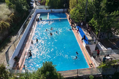 40 dereceyi aşan sıcakta vatandaşın serinleme adresi doğal suyuyla beslenen havuz oldu
