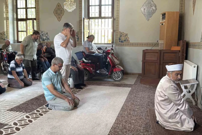 Asırlık cami 17 yıldır ibadetin önündeki "engelleri" kaldırıyor

