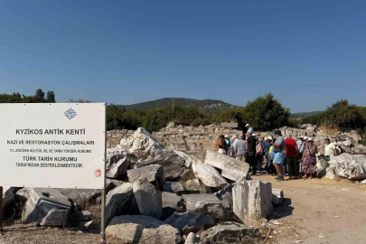 Yunan turistlerden Kyzikos Antik Kenti’ne ziyaret
