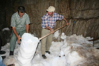 Antalya’da yörüklerin asırlık geleneği: Peynirler kar obruklarında saklanıyor
