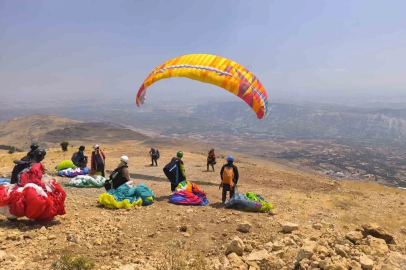 Tut’un termalleri paraşütçüleri gökyüzünde tuttu
