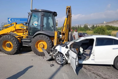 Arsuz’da kepçeyle çarpışan otomobil hurdaya döndü: 2 yaralı
