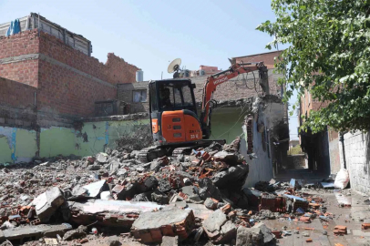 Bağlar’da 1 ayda 32 metruk yapı yıkıldı
