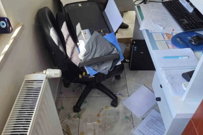 Bağcılar’da bir kişi Aile Sağlığı Merkezi’nde fazla beklediğini iddia edip etrafı dağıttı
