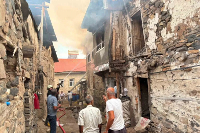 Kemaliye Kışlacık köyünde yangın: 8 ev zarar gördü
