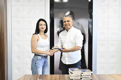 Başkan Uysal başarılı öğrencileri hediye çekiyle ödüllendirdi
