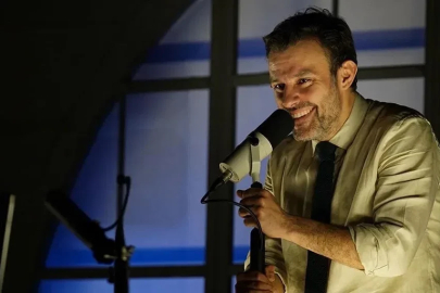 Salih Bademci’den tek kişilik tiyatro performansı: "Sesler"
