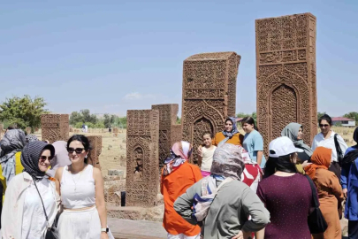 Ahlat Selçuklu Meydan Mezarlığı ziyaretçi akınına uğradı
