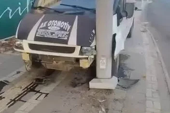 Diyarbakır’da araç direğe çarptı: 1 yaralı
