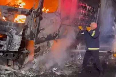 Elazığ’da alevlere teslim olan tır küle döndü
