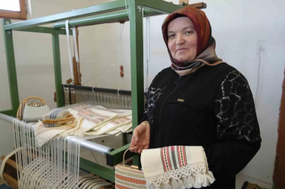 Ninelerini örnek alıp evinin odasını dokuma atölyesine çevirdi, şimdi taleplere yetişemiyor
