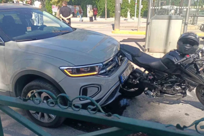 Yayalara yol veren motosikletliye otomobil çarptı
