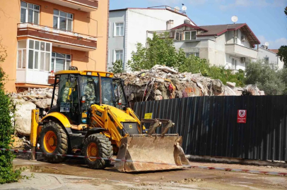 Çatırdayan bina yıkıldı, eşyalarını bile alamadılar
