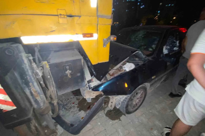 Osmaniye’de otomobil park halindeki vince çarptı: 1 yaralı
