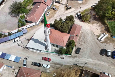 Yıldırım düşmesi sonucu ağır hasar alan cami el birliği için onarıldı, ibadete açıldı
