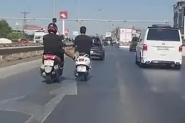 Kara yolunda seyir halindeyken ayağıyla önündeki motosikleti itmeye çalıştı
