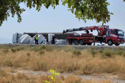 Karapınar’da devrilen tırın sürücü yara almadan kurtuldu
