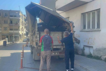 Kamyonetin kasası binanın balkonuna çarptı
